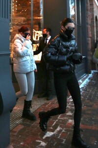 kendall-jenner-and-kylie-jenner-shopping-at-the-prada-store-in-aspen-12-30-2020-8.jpeg