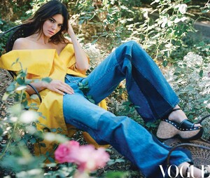 kendall-jenner-in-vogue-magazine-china-february-2021-3.jpg