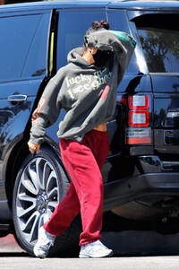 kourtney-kardashian-and-addison-rae-at-alfreds-coffee-in-studio-city-08-05-2020-8.jpg