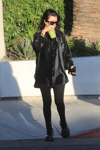 kourtney-kardashian-and-fai-khadra-out-in-los-angeles-11-12-2020-0.jpg