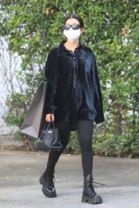 kourtney-kardashian-and-fai-khadra-out-in-los-angeles-11-12-2020-2.jpg