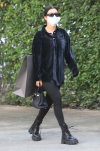 kourtney-kardashian-and-fai-khadra-out-in-los-angeles-11-12-2020-4.jpg