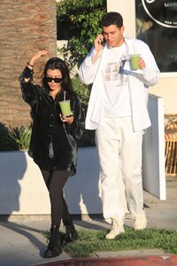 kourtney-kardashian-and-fai-khadra-out-in-los-angeles-11-12-2020-5.jpg