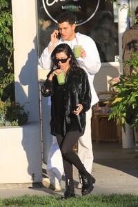 kourtney-kardashian-and-fai-khadra-out-in-los-angeles-11-12-2020-9.jpg