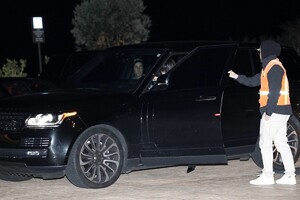 kourtney-kardashian-and-travis-barker-night-out-in-malibu-01-18-2021-1.jpg