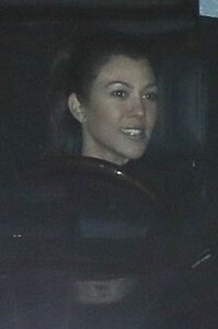 kourtney-kardashian-and-travis-barker-night-out-in-malibu-01-18-2021-2.jpg