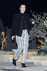kourtney-kardashian-and-travis-barker-night-out-in-malibu-01-18-2021-6.jpg