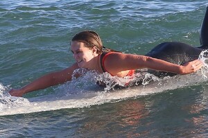 leighton-meester-surfing-in-malibu-01-04-2021-11.jpeg