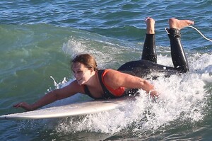 leighton-meester-surfing-in-malibu-01-04-2021-14.jpeg