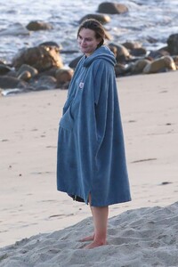 leighton-meester-surfing-in-malibu-01-04-2021-6.jpeg