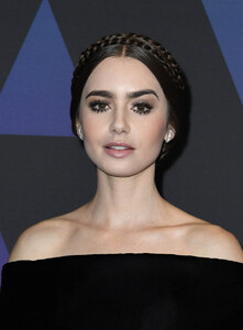 lily-collins-19nov18-05.jpg