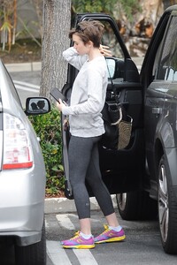 lily-collins-grayleggings1.jpg