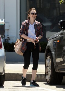 lily-collins-in-leggings-leaves-a-gym-in-west-hollywood_3.jpg