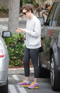 lily-collins-in-leggings-out-in-la-april-2015_4.jpg