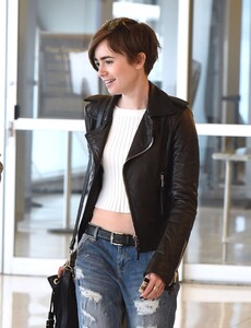 lily-collins-in-ripped-jeans-at-jfk-airport-05-05-2015_7.jpg
