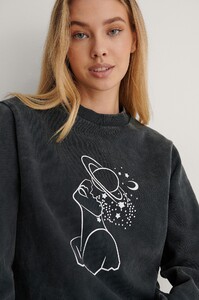 lisa_marie_printed_stone_washed_sweatshirt_1688-000025-0002_05g.thumb.jpg.00695ddf60134150daea4cbd50a1a776.jpg