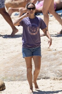 natalie-portman-beach-in-sydney-01-10-2021-5.jpg