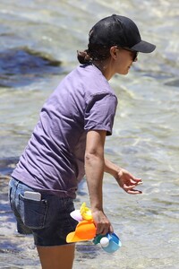 natalie-portman-beach-in-sydney-01-10-2021-7.jpg