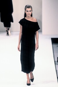 nicole-farhi-fw-1997-1.thumb.jpg.70074d8db61e934e654f62ae7a2afbd9.jpg