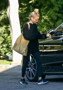 nicole-richie-out-and-about-in-west-hollywood-10-30-2020-2.jpg