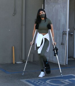 nicole-williams-leaves-a-physical-therapy-clinic-in-west-hollywood-01-21-2021-0.jpg