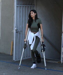 nicole-williams-leaves-a-physical-therapy-clinic-in-west-hollywood-01-21-2021-1.jpg
