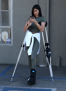 nicole-williams-leaves-a-physical-therapy-clinic-in-west-hollywood-01-21-2021-3.jpg