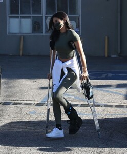 nicole-williams-leaves-a-physical-therapy-clinic-in-west-hollywood-01-21-2021-5.jpg