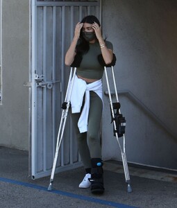 nicole-williams-leaves-a-physical-therapy-clinic-in-west-hollywood-01-21-2021-6.jpg
