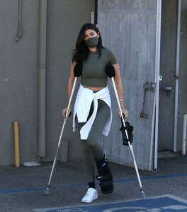 nicole-williams-leaves-a-physical-therapy-clinic-in-west-hollywood-01-21-2021-7.jpg