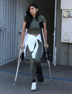 nicole-williams-leaves-a-physical-therapy-clinic-in-west-hollywood-01-21-2021-8.jpg