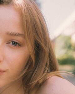 phoebe-dynevor-at-a-photoshoot-2020-0.thumb.jpg.d8a45c93a56f69633e9f4238f565d888.jpg