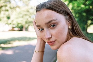 phoebedynevor_108450208_306104250576957_5680912639776168924_n.thumb.jpg.2b64181259115165ded858a627d390d6.jpg