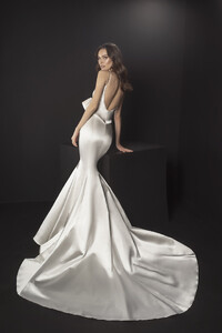 pnina-tornai-spaghetti-strap-satin-mermaid-wedding-dress-with-bow-at-waist-20000007-1.jpg