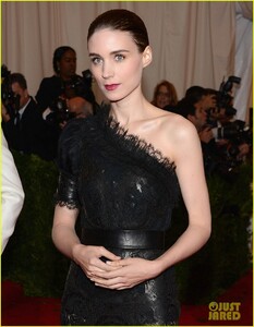 rooney-mara-met-ball-2012-01.jpg