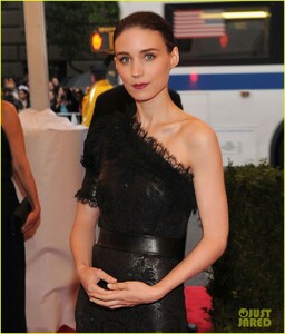 rooney-mara-met-ball-2012-05.jpg