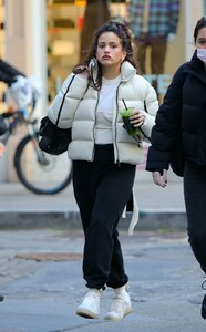 rosalia-out-for-a-green-juice-in-new-york-01-19-2021-4.jpg
