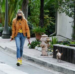 stella-maxwell-out-with-her-dog-in-los-angeles-01-16-2021-0.thumb.jpg.8669ce9ffb07f0ca4cf837b25f8258f5.jpg