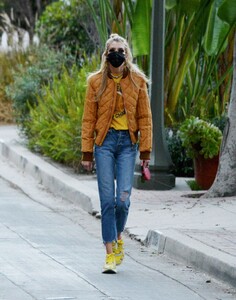 stella-maxwell-out-with-her-dog-in-los-angeles-01-16-2021-6.jpg