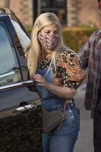 tori-spelling-in-denim-overalls-out-in-calabasas-01-24-2021-0.jpg