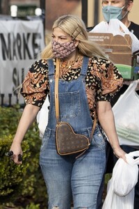 tori-spelling-in-denim-overalls-out-in-calabasas-01-24-2021-3.jpg