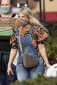 tori-spelling-in-denim-overalls-out-in-calabasas-01-24-2021-6.jpg