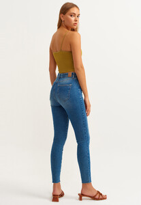 ultra-yuksek-bel-skinny-denim-pantolon_mid-denim-mavi_4_enbuyuk.jpg