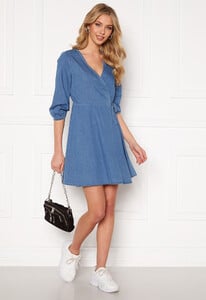 vero-moda-henna-34-wrap-dress-light-blue-denim_1.thumb.jpg.99f24267b015e6a337a63e4653c1c574.jpg