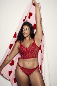 victorias-secret-valentines-day-2021-dream-angels-bra-top-corset-lace-cheekini-panty-hi-res.jpg