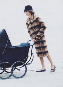 von_Unwerth_US_Vogue_November_1997_14.thumb.jpg.d41a5b164b771b98afe47002afa4c050.jpg