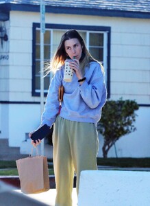 whitney-port-out-for-coffee-in-los-angeles-01-20-2021-6.jpg