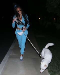 winnie-harlow-out-with-her-dog-in-malibu-01-19-2021-2.jpg