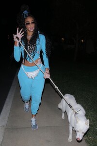 winnie-harlow-out-with-her-dog-in-malibu-01-19-2021-6.jpg