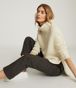 wool-cashmere-blend-roll-neck-womens-eve-in-cream-5.thumb.jpg.a24e7170b23dd795959935ea074f176a.jpg